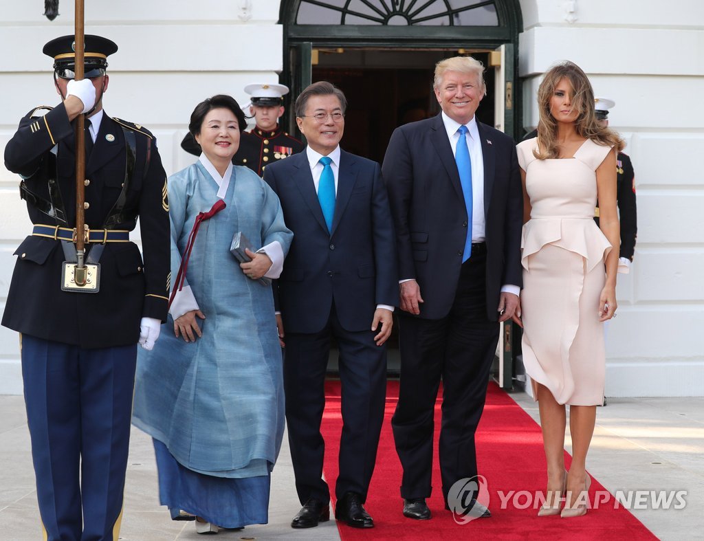 ホワイトハウスに到着した文大統領（左から３人目）夫妻。トランプ大統領夫妻と記念撮影した＝２９日、ワシントン（聯合ニュース）　