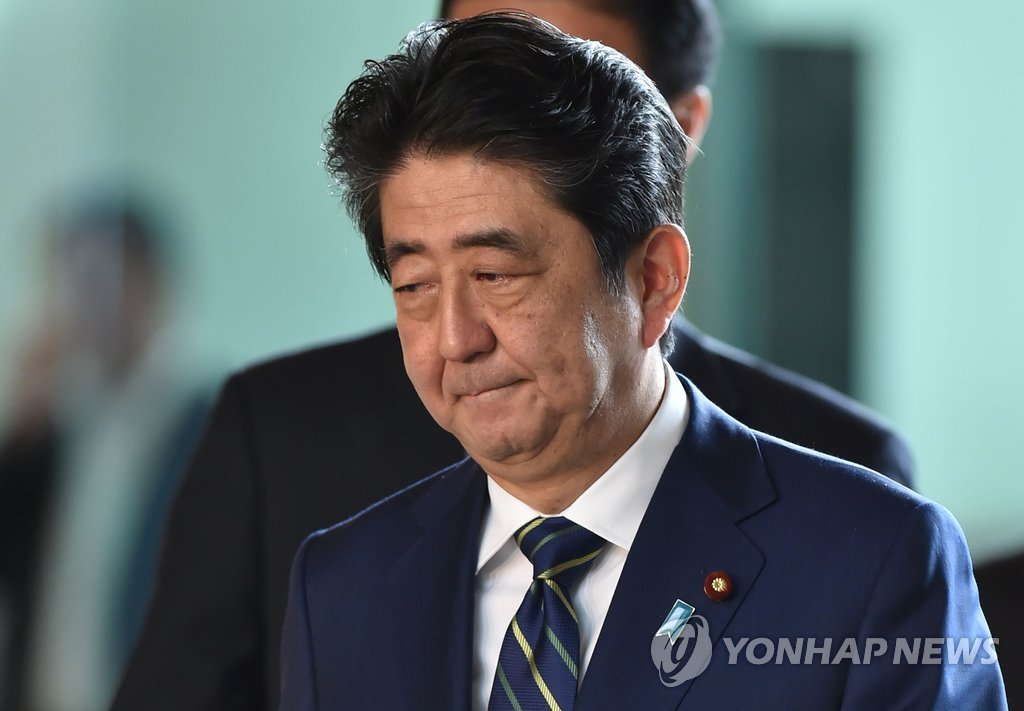 아베, 침통한 출근길