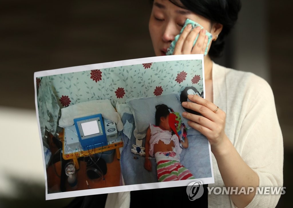 딸아이 사진 든 엄마