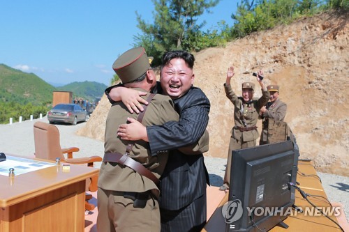 김정은, 미사일 개발 책임자 포옹