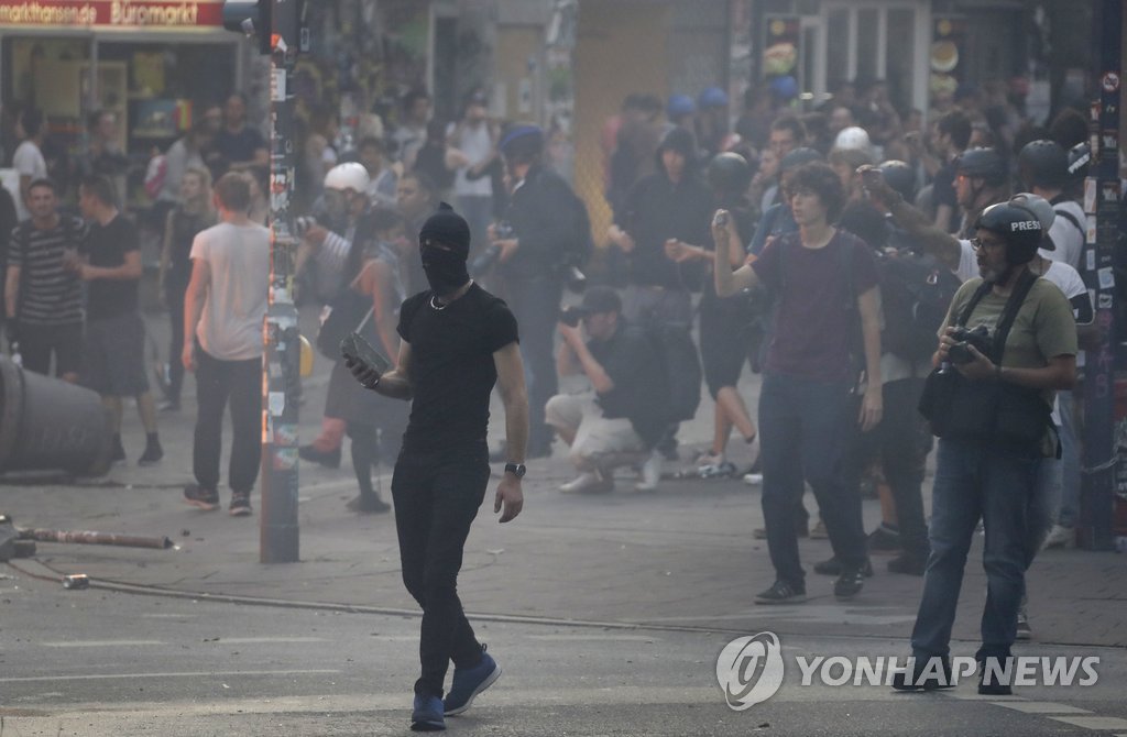 G20 반대 시위 격렬…경찰 159명 부상·시위자 45명 구금