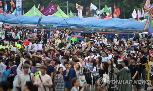 지난해 거리행진 펼치는 퀴어문화축제 참가자들