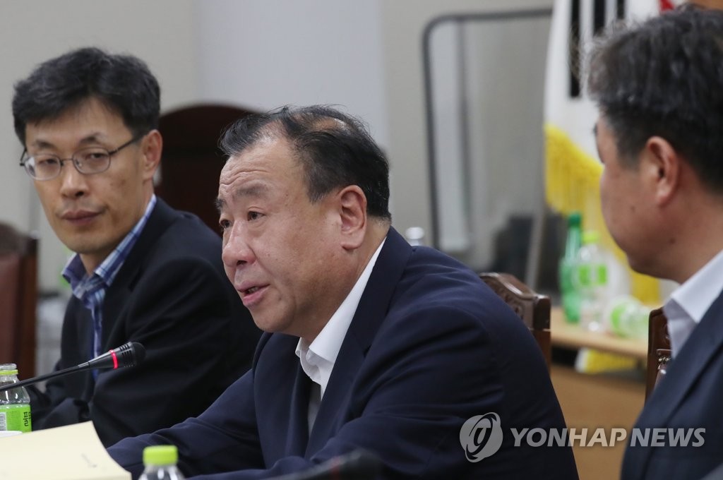기자회견하는 어수봉 위원장