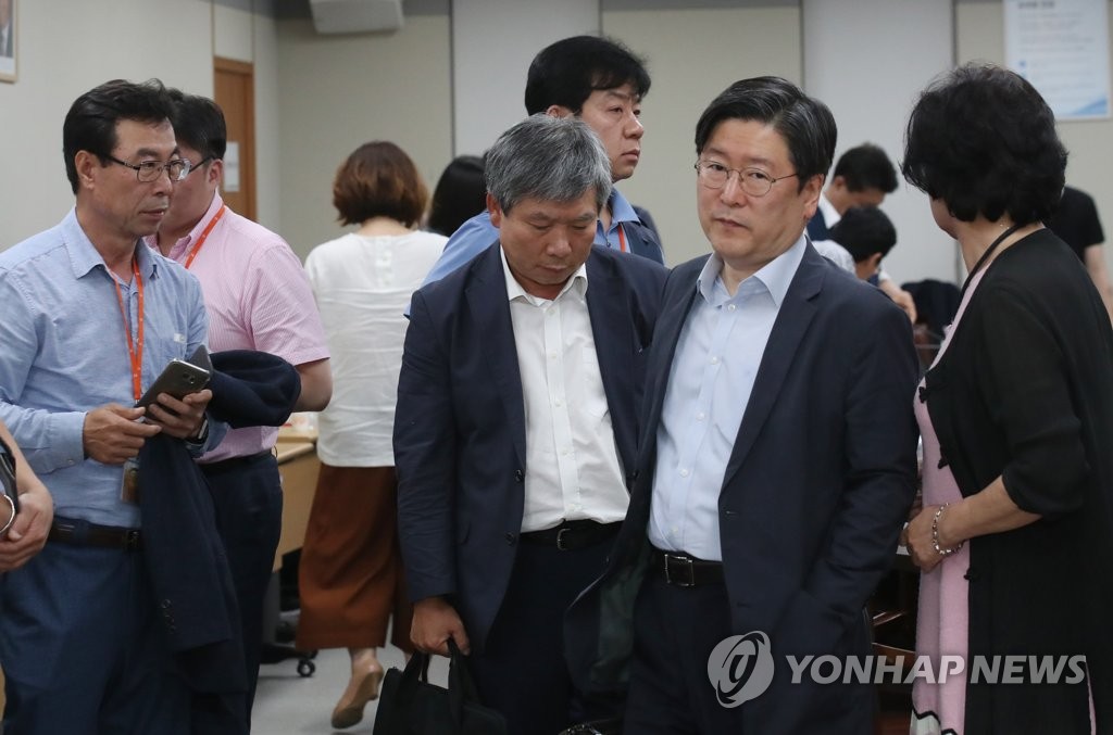 회의장 나서는 사용자 측 위원들