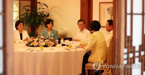 문 대통령, 여야 4당 대표와 오찬