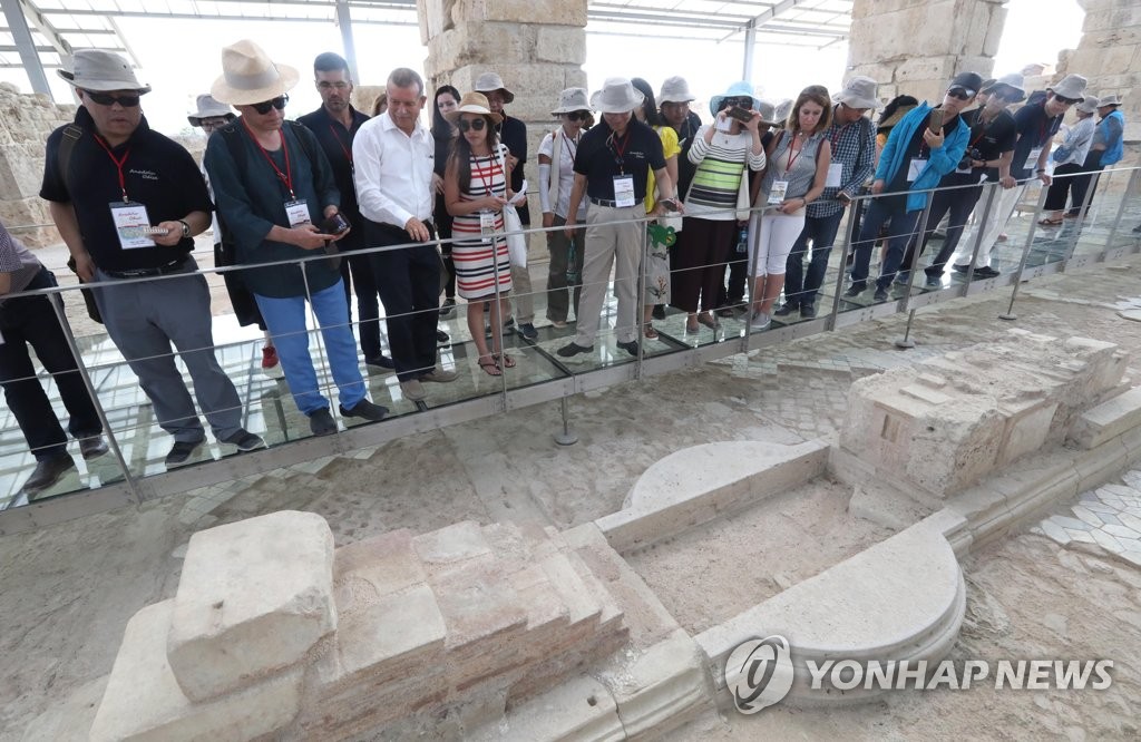 라오디케아 교회 발굴 과정 설명하는 젤랄 심셰크 단장