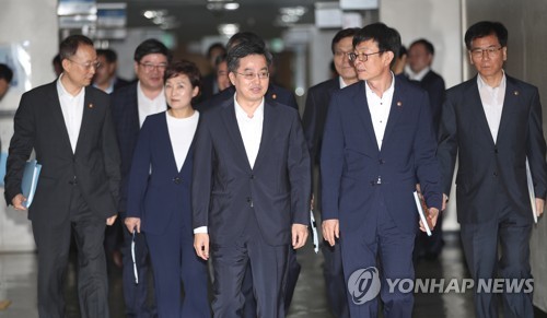 브리핑 위해 이동하는 김동연 부총리와 장관들
