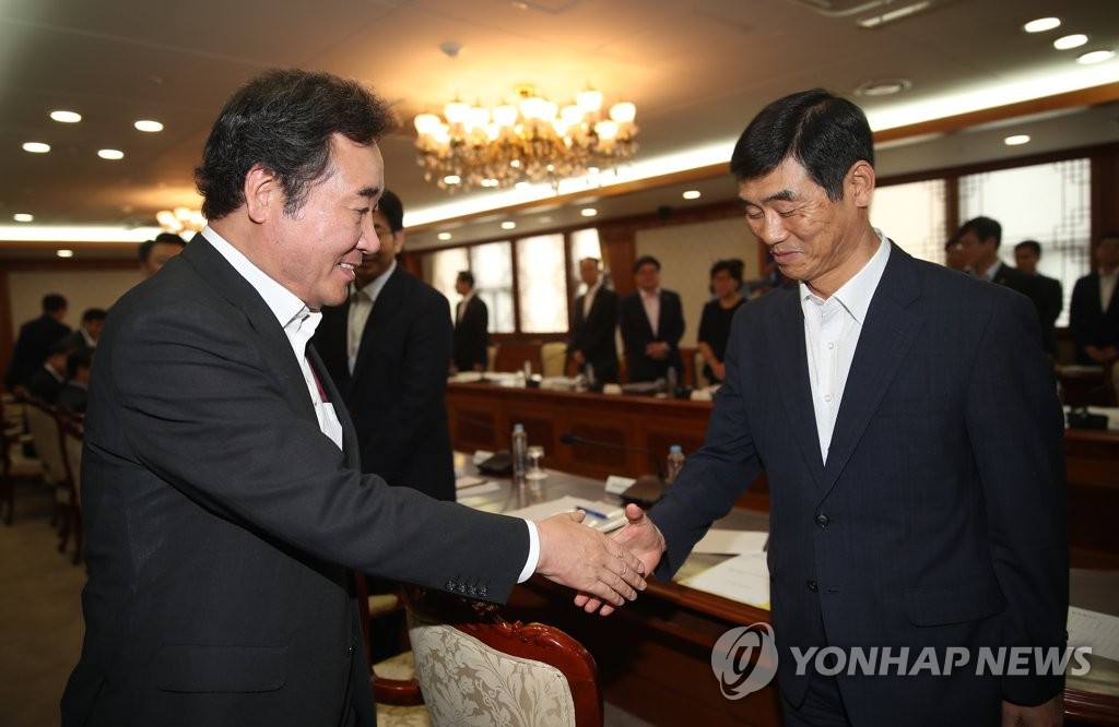 대테러센터장과 악수하는 이낙연 총리