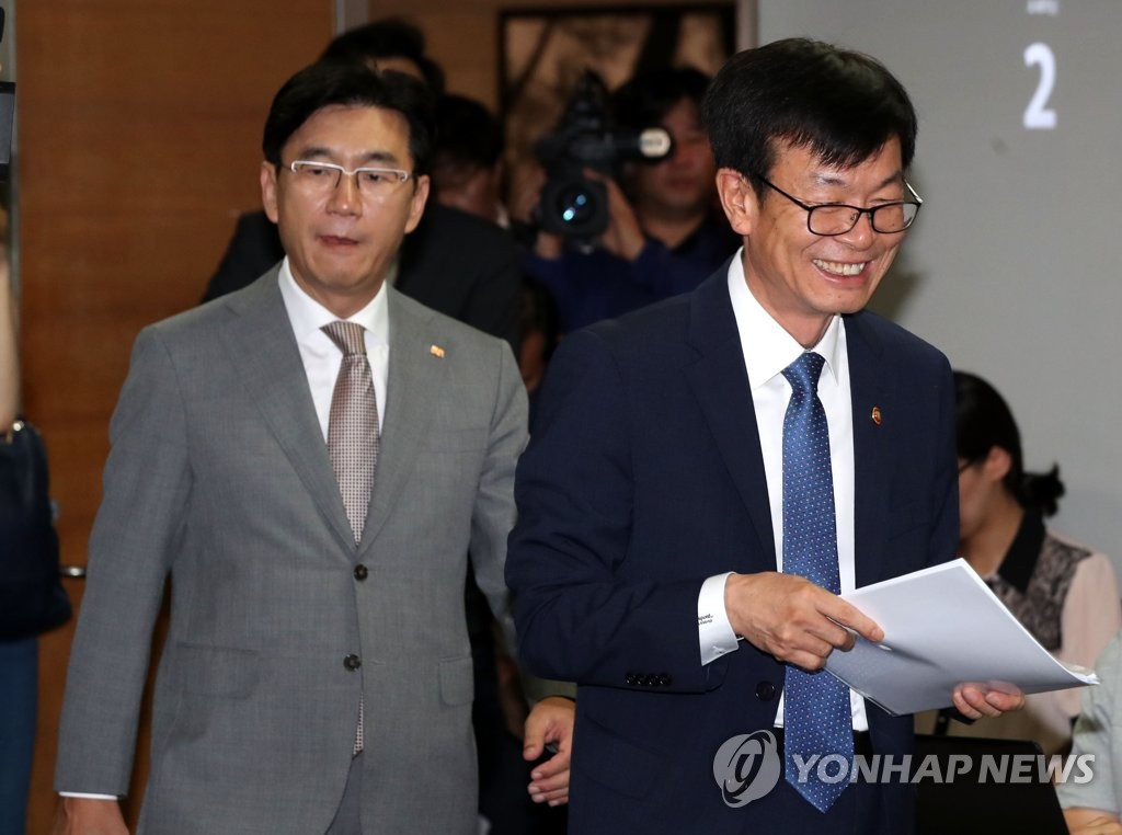 간담회장 입장하는 공정위와프랜차이즈협회