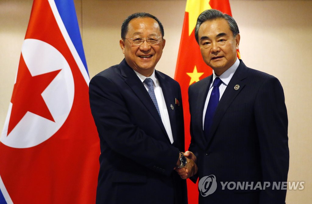 악수하는 北 리용호와 中 왕이