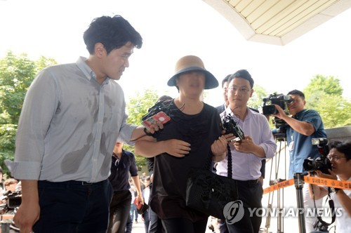 '갑질' 의혹 박찬주 대장 부인, 군검찰에 출석