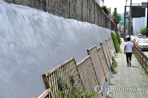 서울역 뒷편 회색벽 미술작품이 가득한 거리로 바뀐다