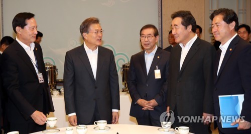 문 대통령, 국무위원들과 '대화'
