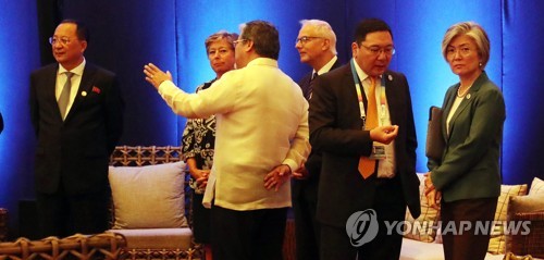 홀로 있는 리용호 북한 외무상