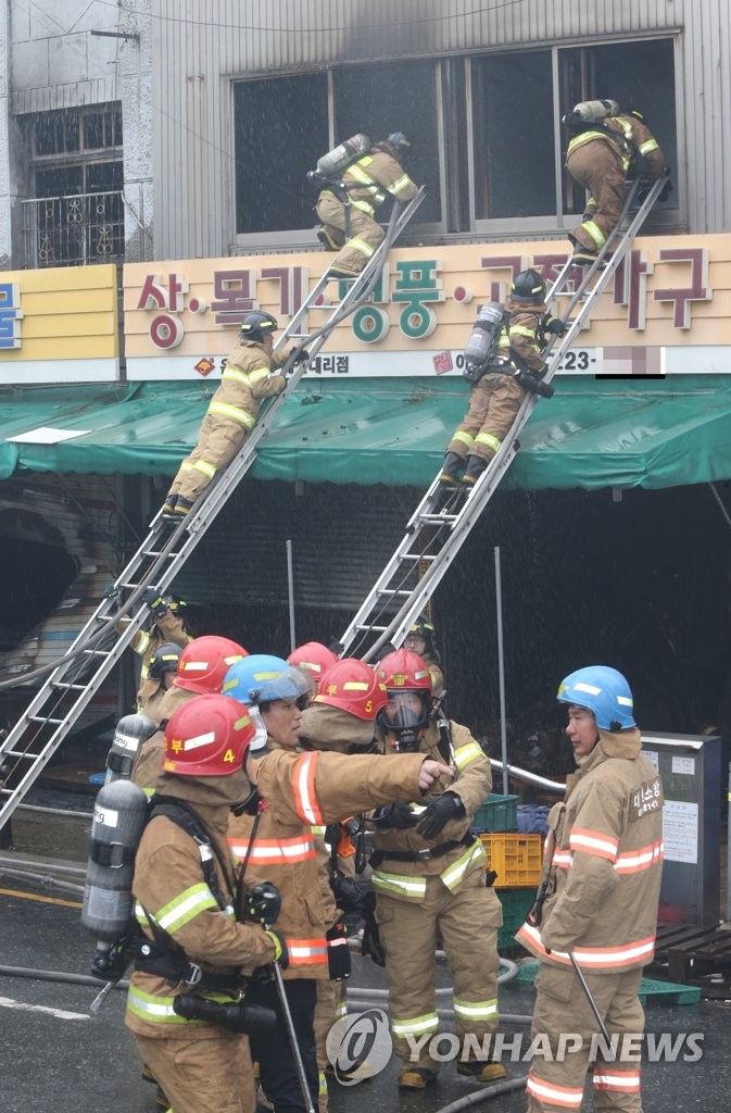 건물 진입하는 소방관