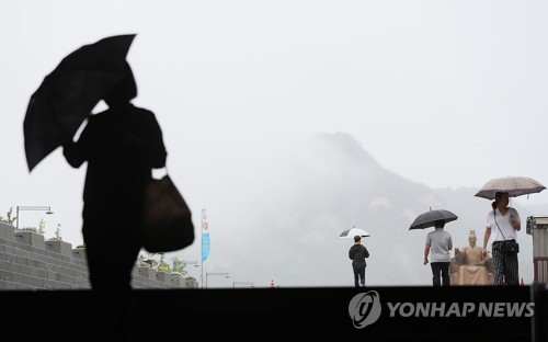 비 내리는 날 서울 광화문 인근 모습