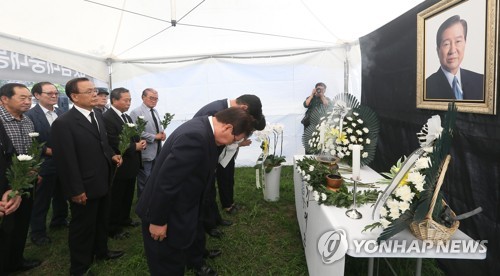 헌화·분향하는 제주도민들