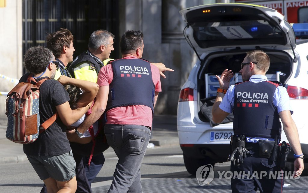 테러 부상자 옮기는 바르셀로나 경찰
