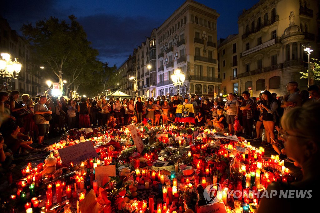 스페인 차량테러 희생자 추모 인파