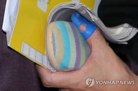 대법원장 후보자의 왼손엔 '재판 서류와 골무'
