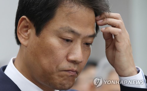 생각에 잠긴 임종석 비서실장