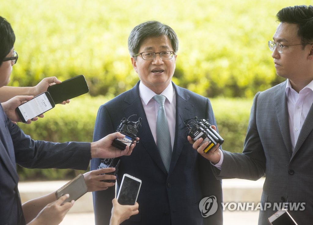 취재진 질문에 답하는 김명수 후보자