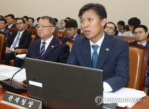 답변하는 관세청장