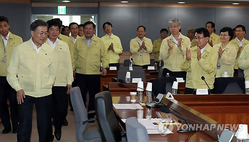 문 대통령 '박수 받으며 입장'