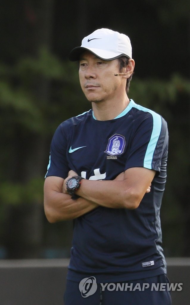 생각에 잠긴 신태용 감독