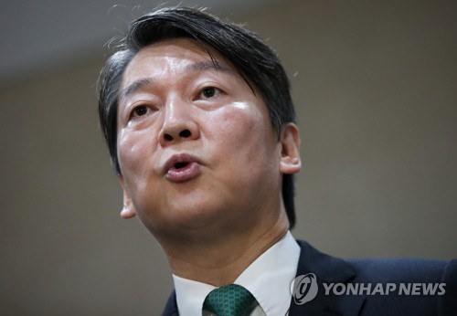 취재진 질문에 답하는 안철수
