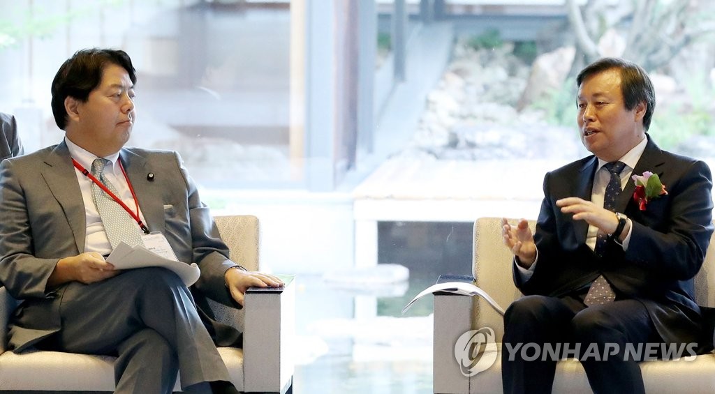 양자회담하는 한일 문화장관