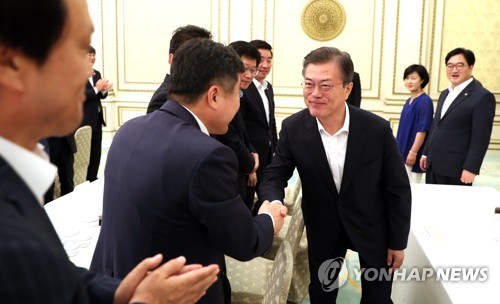 문 대통령, 민주당 의원들과 인사