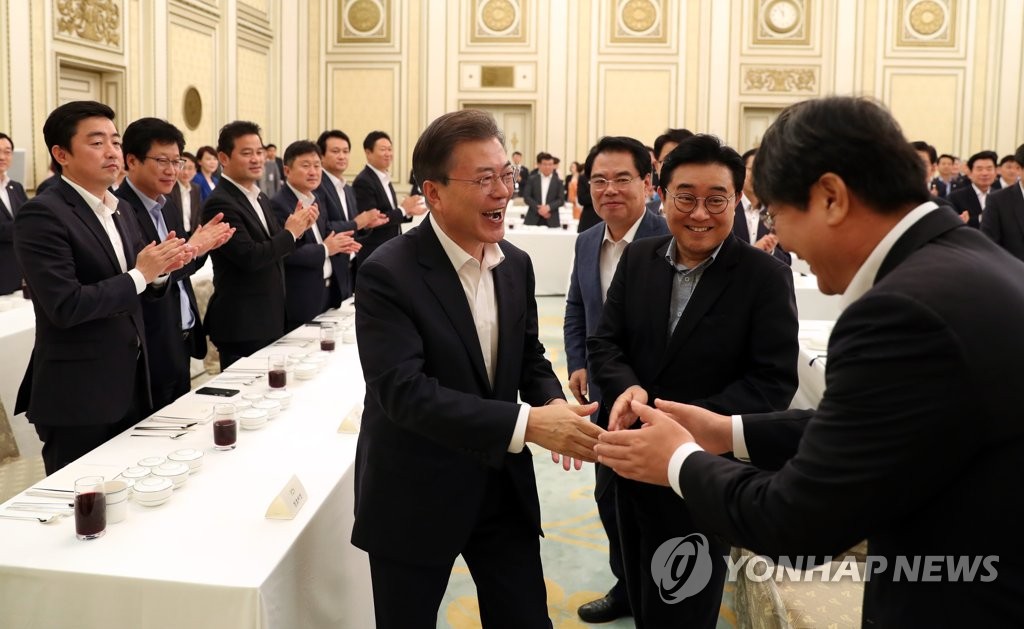문 대통령, 민주당 의원들 박수 받으며 입장