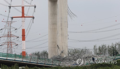 사고 현장 둘러보는 관계자들