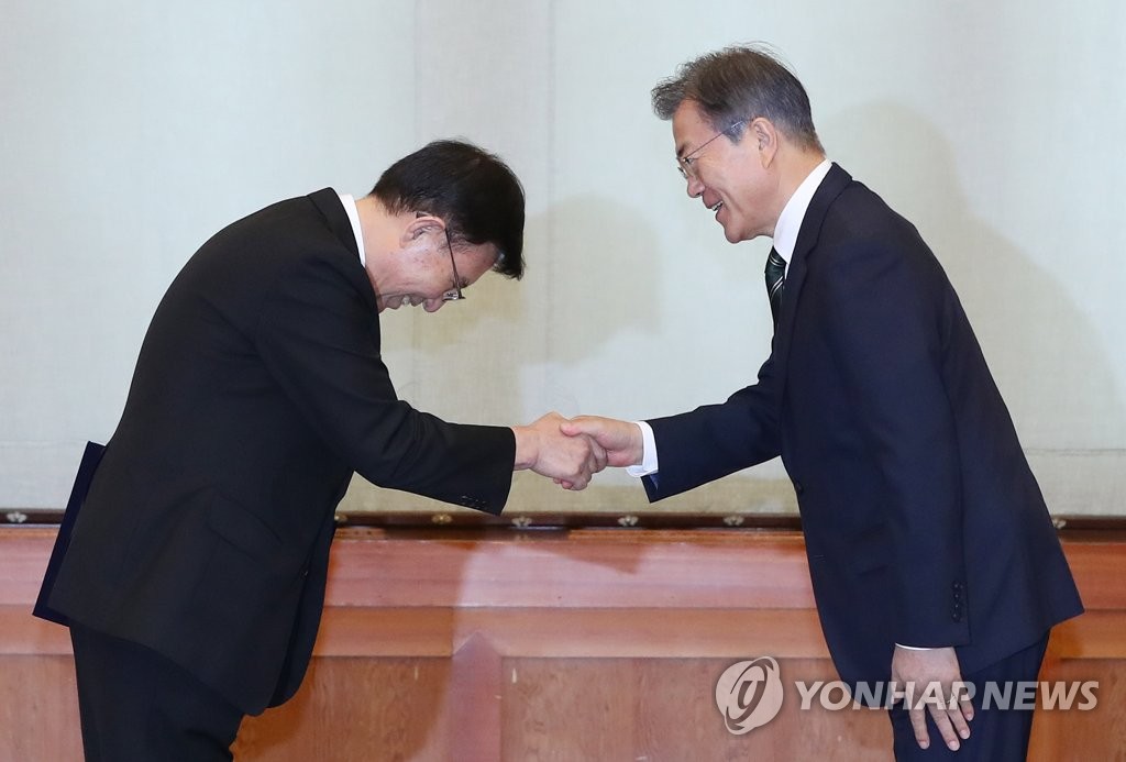 문 대통령, 김덕룡 민주평통 수석부의장에게 임명장 수여