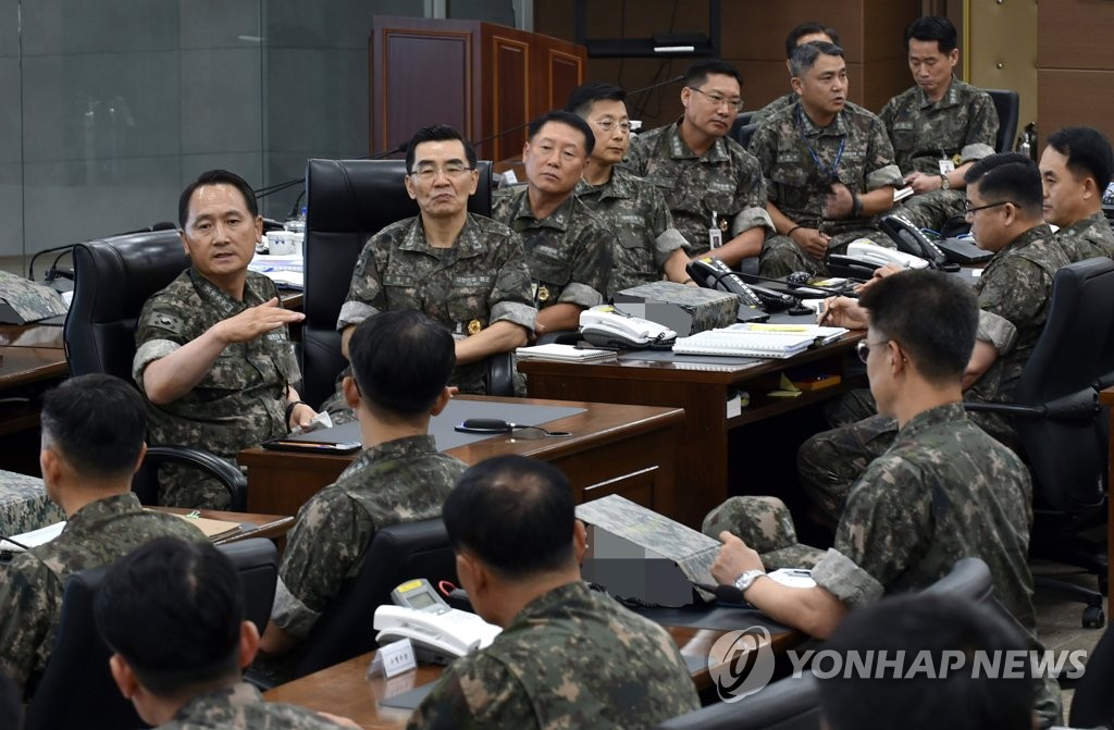 군사대비태세 강조하는 해군참모총장
