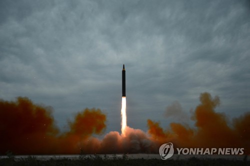 김정은, 화성-12형 발사 훈련 참관