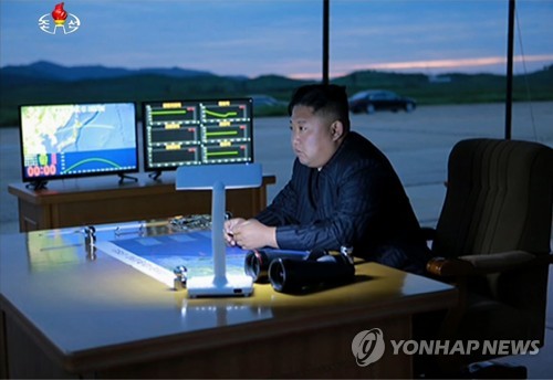 화성-12형 발사과정 참관하는 김정은