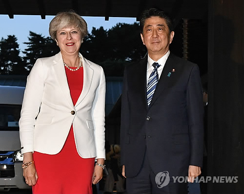 교토 영빈관에 나란히 선 英·日 정상