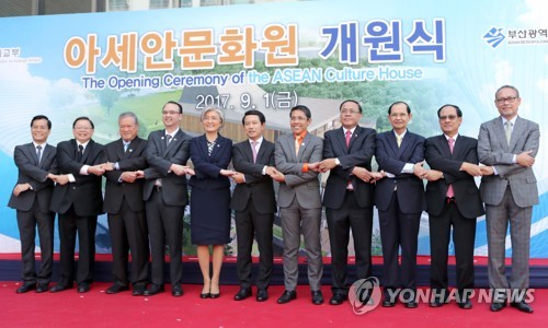 손잡은 한-아세안 외교장관