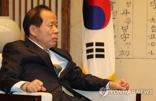 경청하는 헌법재판소장 직무대행