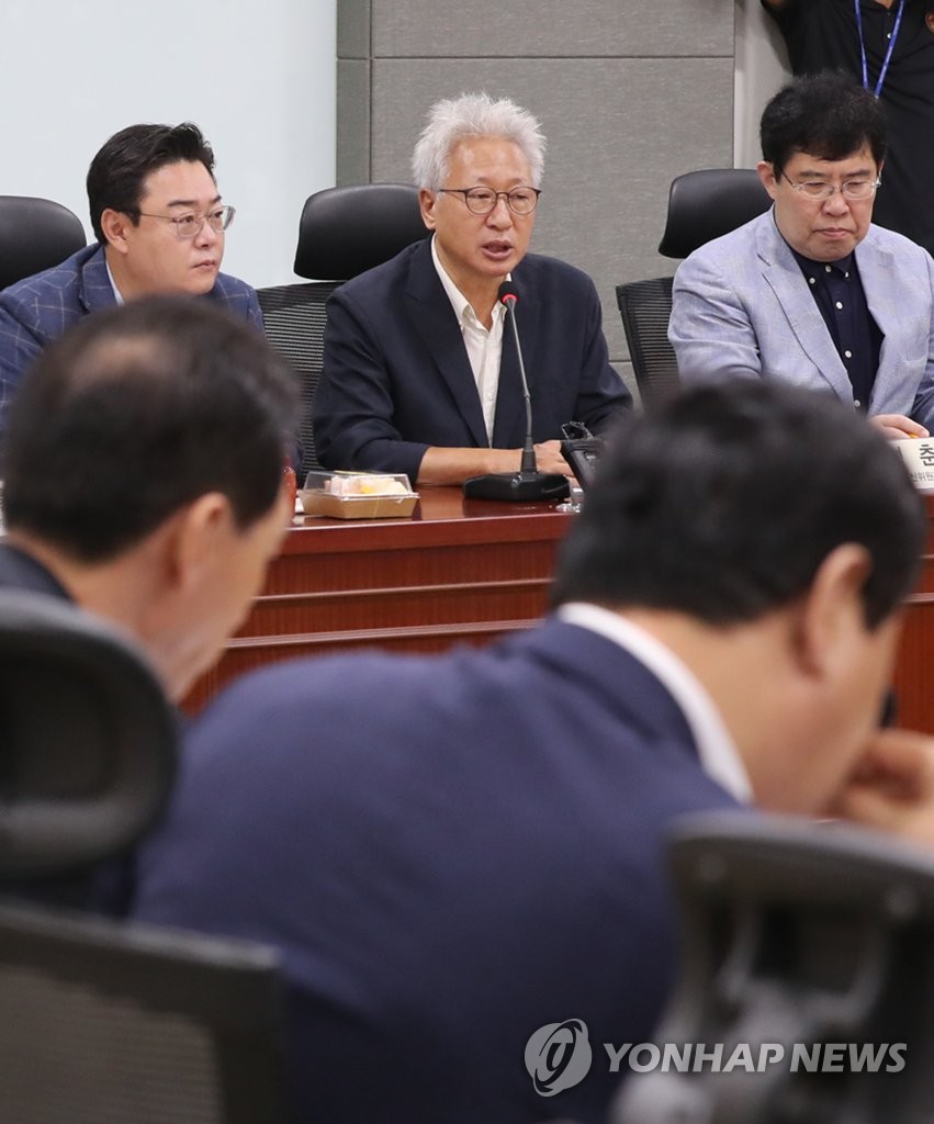 정국 현안 언급하는 류석춘 혁신위원장
