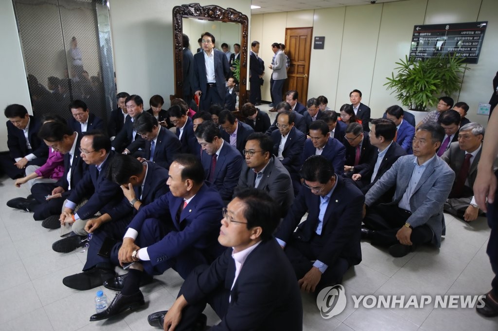 검찰총장실 앞에 연좌한 한국당 의원들
