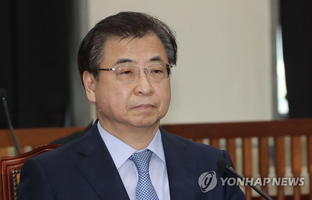 굳은 표정의 국정원장