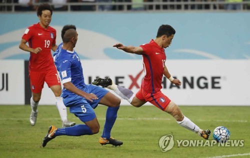 슛하는 황희찬