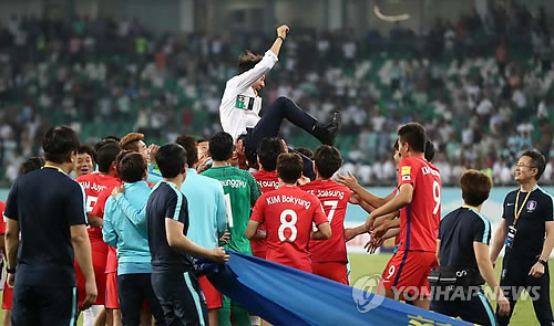 헹가래 받는 신태용 감독