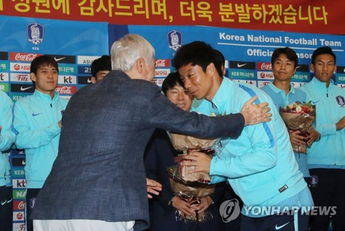 꽃다발 받는 염기훈