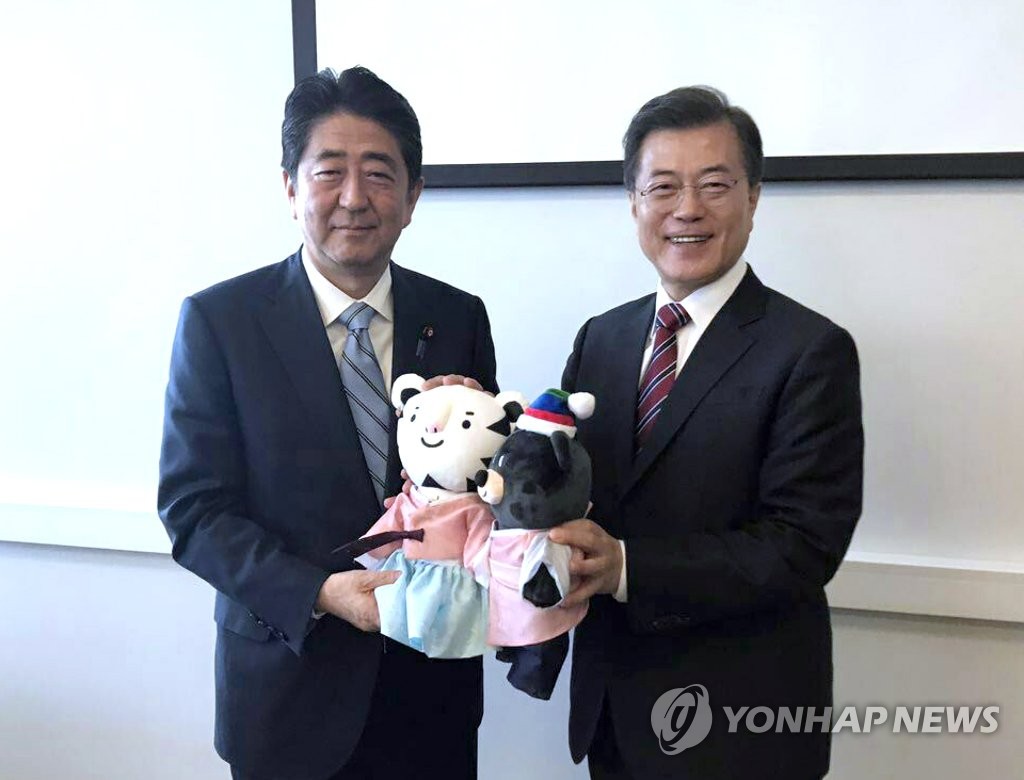 '수호랑-반다비'과 기념촬영하는 문 대통령과 아베