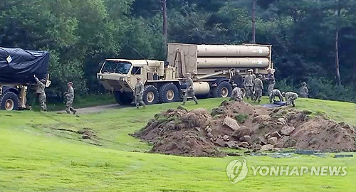 추가 반입 사드 발사대 설치하는 미군들