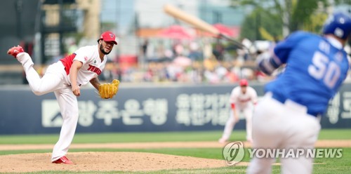 역투하는 KIA 선발투수 헥터